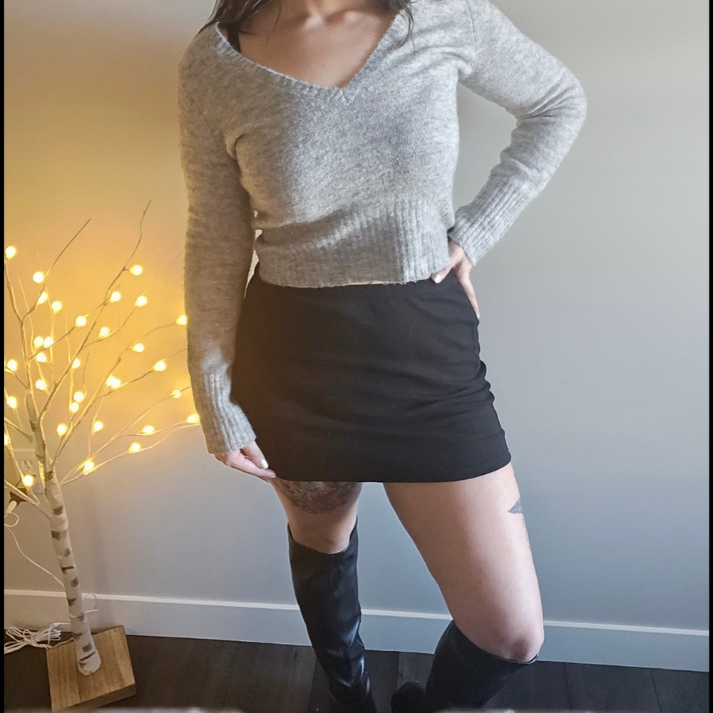 ❌️SOLD❌️Cropped V-Neck Sweater - Picture 4 of 6